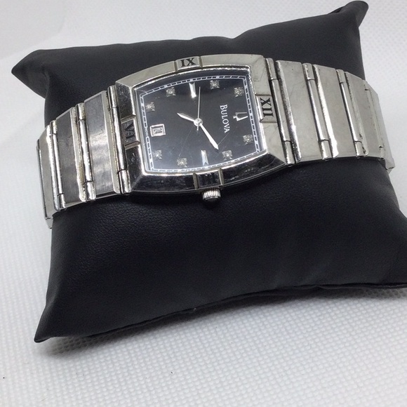 Vintage Silver Bulova Men's Watch with Black Face - Picture 5 of 7